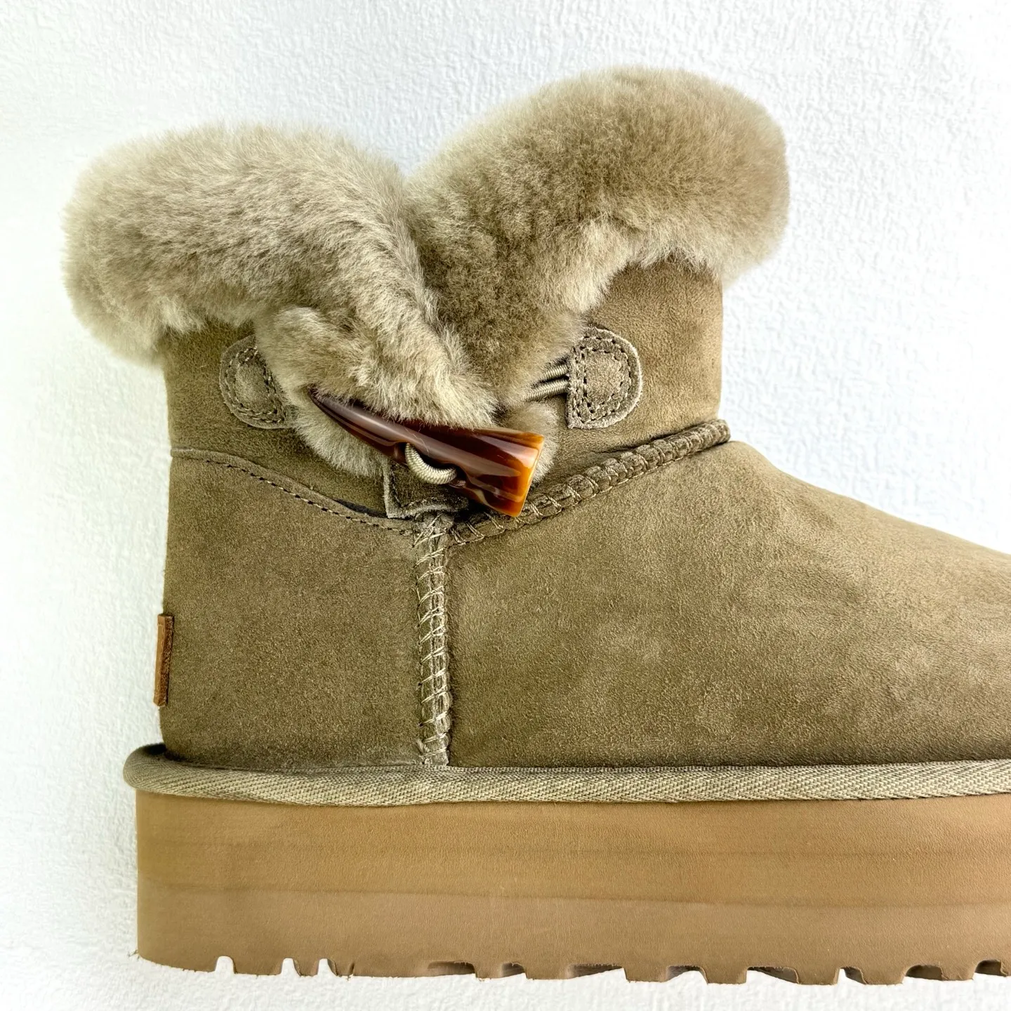 Pick up locally 💰480, the core recommendation is good price, the platform’s foreign trade is exclusive to UGG Classic Short II horn buckle women’s snow boots 1118816 Produced by the ten-year-old brand shoemaking foundry production line, paying attention to every detail, Longfeng A-grade genuine sheep fur, completely following the ZP process. Size: 35 36 37 38 39 40 Number: 29YDEF39
